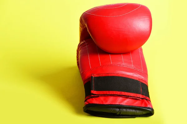 Concepto de equipamiento deportivo marcial con llamativos guantes de boxeo rojos —  Fotos de Stock