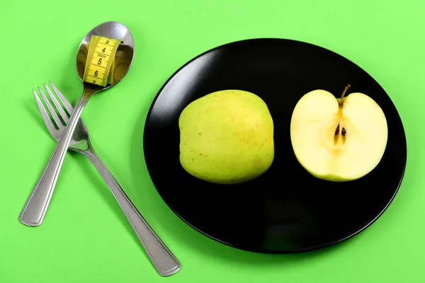 苹果一半设置躺在黑色陶瓷板附近餐具 — 图库照片