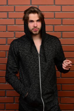 Maço tuğla duvar sportif hoodie adil sakallı