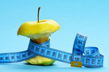 Isırılmış ve çevresinde ile mavi bant ölçme bağlı elma