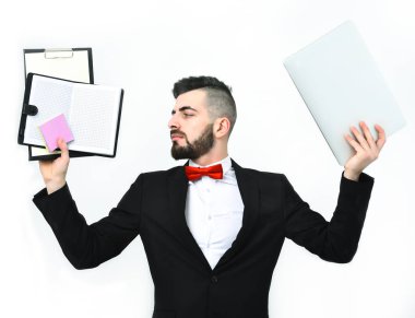 Sakallı bir iş adamı ya da güçlü görünüşlü bir yönetmen bilgisayar tutuyor.