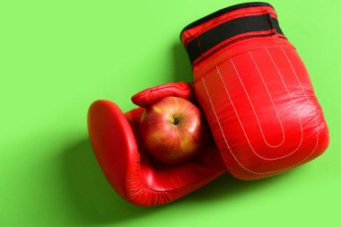 Deri boks spor sulu Kırmızı elma ile çifti