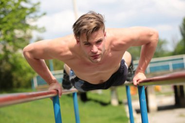 Adam kendinden emin yüz ile paralel Bar üzerinde gerçekleştirir