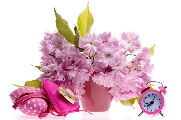 Jarní květiny složení: sakura kytice s růžovou hračku srdce — Stock fotografie