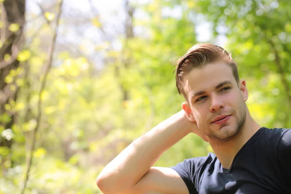 Joven feliz con sonrisa, corte de pelo elegante y vello facial — Foto de Stock