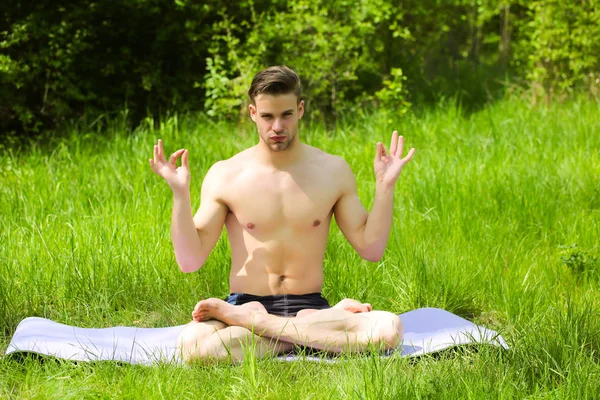 Concepto de yoga presentado por el hombre con torso desnudo —  Fotos de Stock