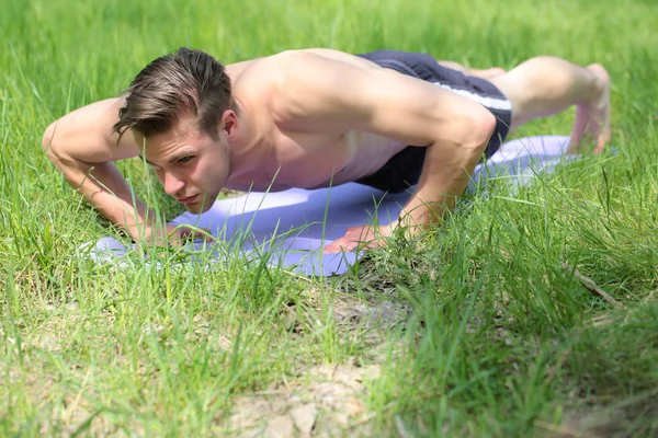 Büyük pazı, konsantre yüz ve şık saç ile güçlü adam