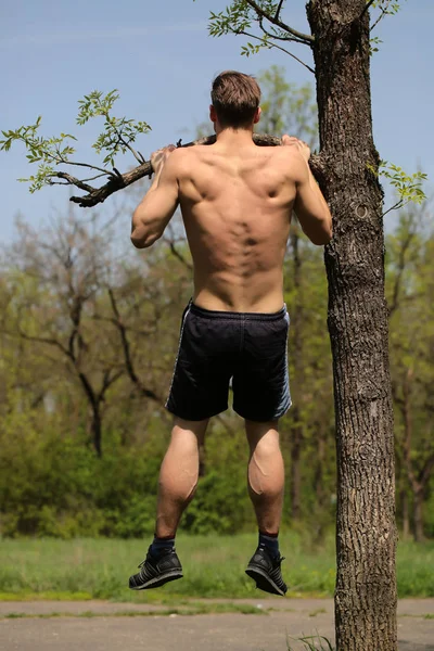 Pull ups done by athletic man with vivid back muscles — Stock Photo, Image