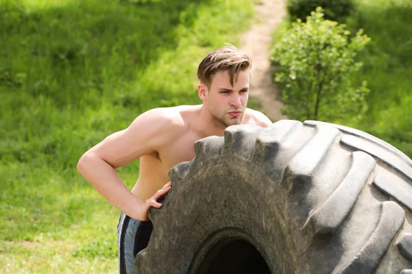 Man met ernstige gezicht en de naakte torso duwt big band — Stockfoto