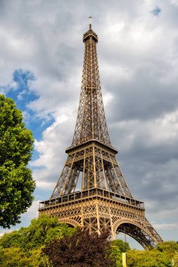 Eyfel Kulesi Paris, Fransa'da gün batımında. Romantik seyahat arka plan.