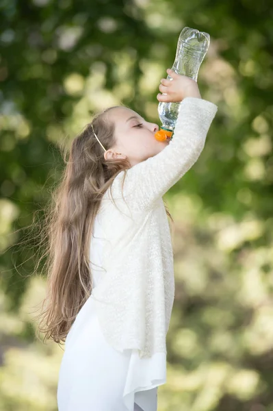 可愛い女の子飲料水 — ストック写真