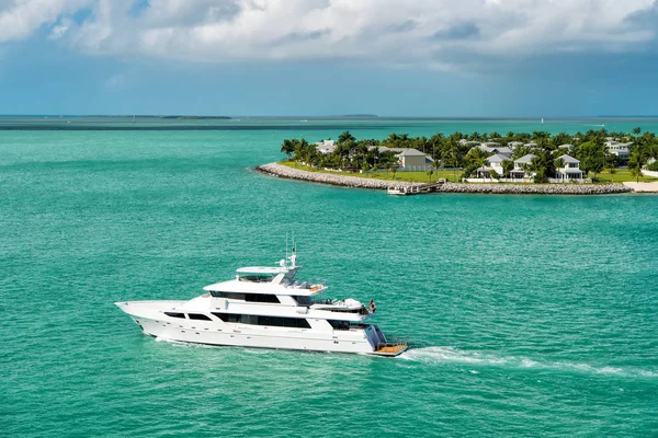 Touristische Yachten, die an der grünen Insel in Key West, Florida, schwimmen — Stockfoto