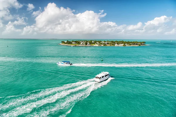 Touristische Yachten, die an der grünen Insel in Key West, Florida, schwimmen — Stockfoto