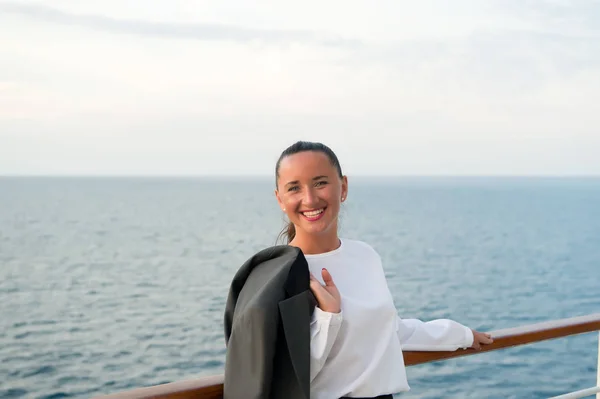 Mujer de negocios o feliz linda chica en el barco — Foto de Stock