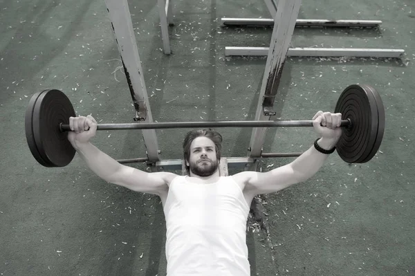 Homem musculoso treino no ginásio fazendo exercícios com barbell — Fotografia de Stock