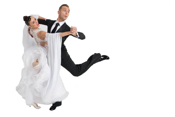 Ballrom casal de dança em uma pose de dança isolado em bachground branco — Fotografia de Stock