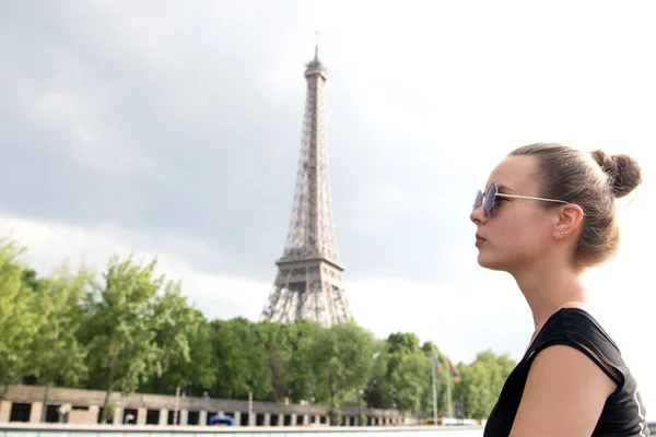 Κορίτσι που κοιτάζει τον πύργο του Άιφελ στο Παρίσι, Γαλλία — Φωτογραφία Αρχείου