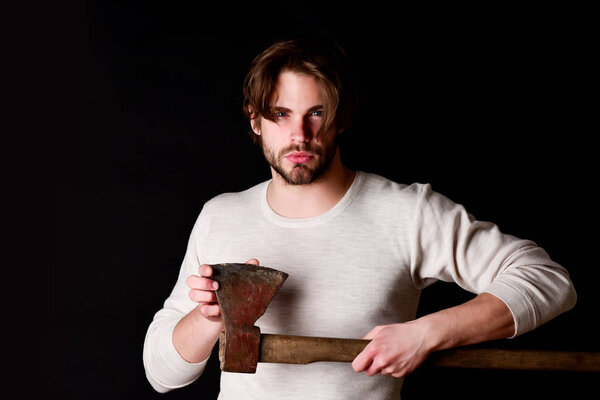 Острый топор и бородатый дровосек со случайной прической