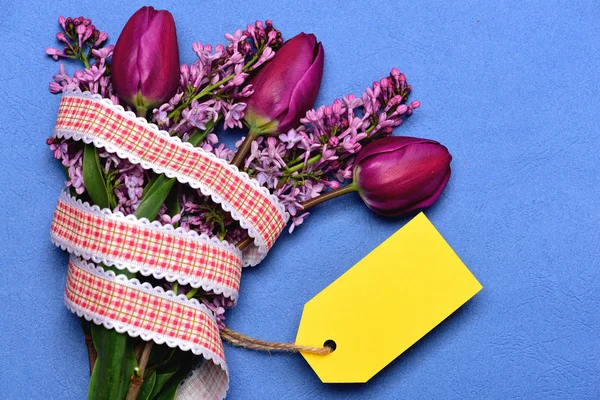 Ramo de mayo con tulipanes y flores lila, etiqueta de precio amarillo — Foto de Stock