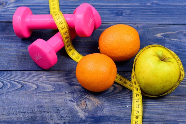 다이어트의 개념, 아령 무게 측정 테이프, 오렌지와 사과 — 스톡 사진