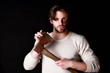 Genç adam onun eski balta keskinliğini kontrol emin olun