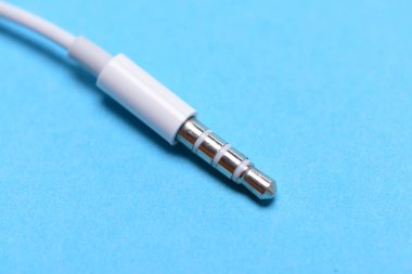 Mini jack kablo. Jack tak ses. Beyaz ses konektörü.