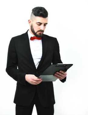 Sakallı ve gülümseyen iş adamı ya da CEO 'su organizatör.