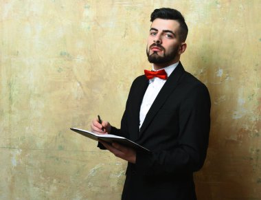 Sakallı, gururlu ve kendinden emin genç işveren tertibatla yazıyor.