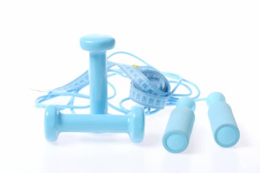 İp ve camgöbeği dumbbells ile mavi bant ölçme atlama