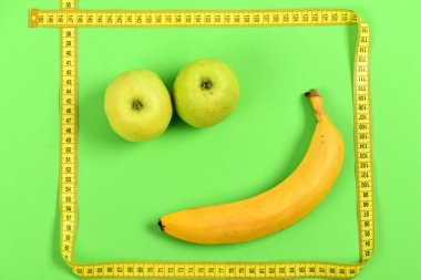 Gıdaların yapılan komik smiley: elma ve muz bandı ile