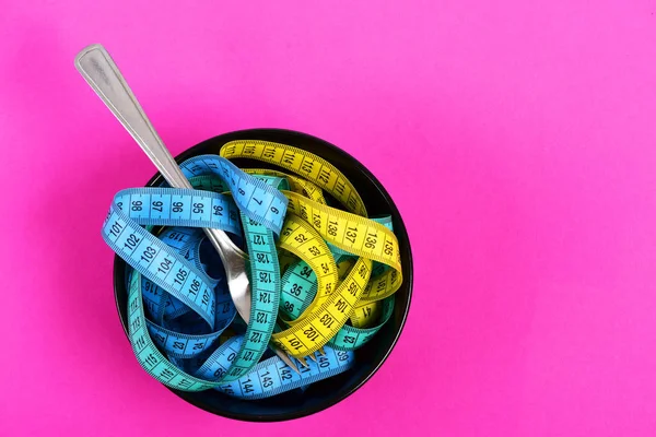 Platte voller Maßbänder in verschiedenen Farben — Stockfoto