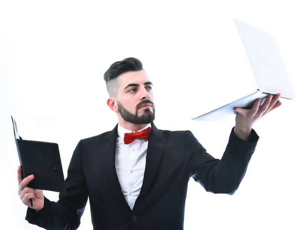 Empresario con barba o director con mirada curiosa sosteniendo portátil — Foto de Stock