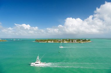 Key West, Florida yeşil ada tarafından yüzen turistik yatlar