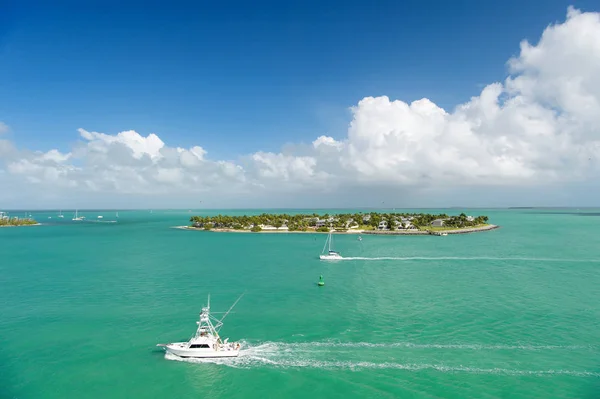 Yacht turistici galleggianti da isola verde a Key West, Florida — Foto Stock