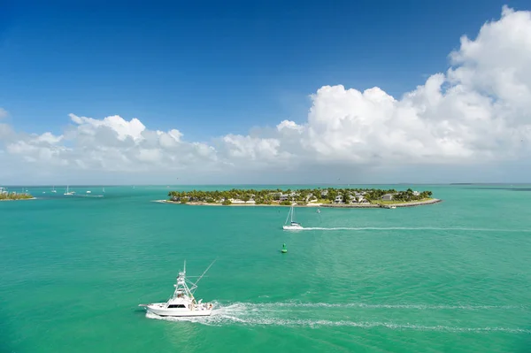 Touristische Yachten, die an der grünen Insel in Key West, Florida, schwimmen — Stockfoto