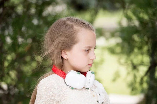Гарна маленька дівчинка насолоджується музикою за допомогою навушників — стокове фото