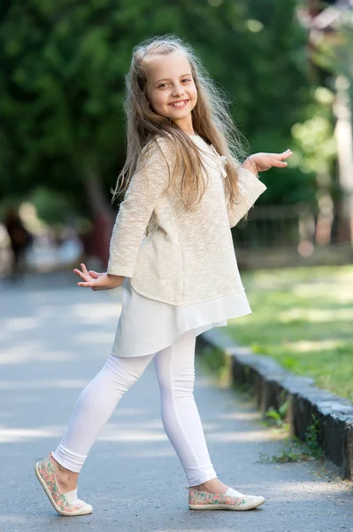 Söt liten flicka njuter av musik med hörlurar — Stockfoto