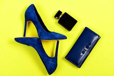 Biçimsel tarzı üzerinde sarı arka plan izole aksesuarları