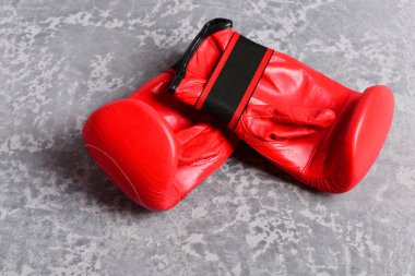 Eğitim ve fitness kavramı. Gri doku kağıt üzerinde Spor donatımı