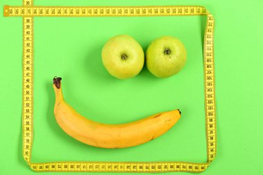 Muz ve elma meyve mutlu ifadesi ile karşı karşıya