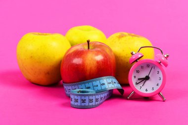 Pembe renk ve elma çalar saat cetvel ile sarılmış