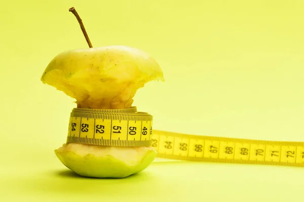 Tejp för mätning band bitten apple — Stockfoto