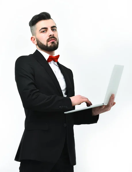 Uomo d'affari impegnato o agente immobiliare di successo con barba e volto curioso — Foto Stock