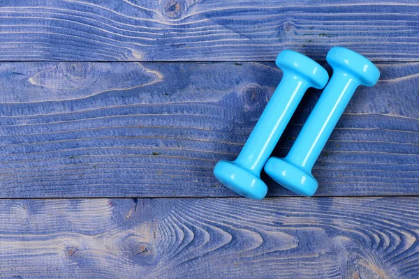 バーベルやブルーのビンテージ木製、訓練の概念にダンベル — ストック写真