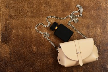 Sıcak kahverengi doku arka plan üzerinde modern tarzda aksesuarları