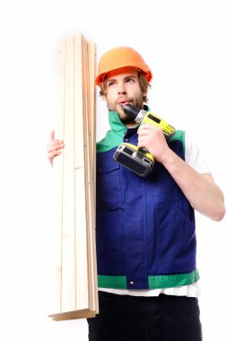 Turuncu kasklı ve üniformalı bir inşaatçı. İnşaat işçisi
