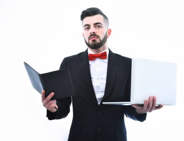 Kendine güvenen işadamı veya Yöneticisi beyaz dizüstü ve siyah defter tutar