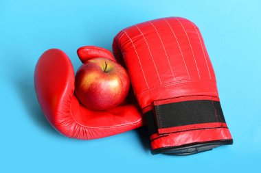 Boks eldiveni kırmızı renkte. Spor giyim apple ile çifti