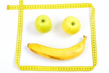 Olgun meyve yapılan gülümseme ile karşı karşıya