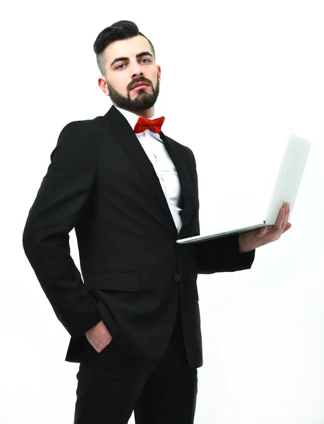 Уверенный бизнесмен или главный менеджер с бородой держит белый ноутбук — стоковое фото
